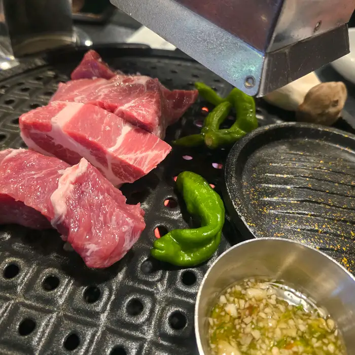 맛있게 구워지는 삼겹살과 버섯, 고추