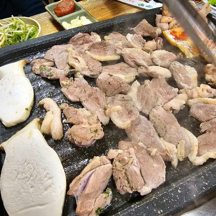 불판 위에서 익어가는 오리로스