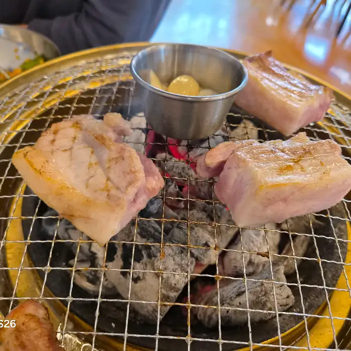 숯불 위에서 구워지는 고기
