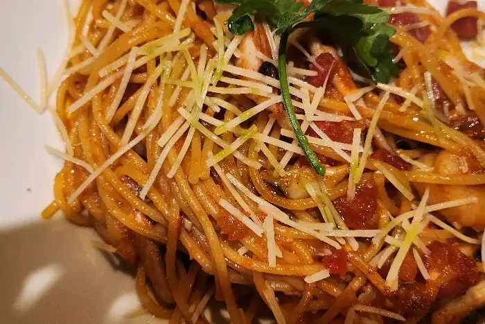 맛있게 비벼진 토마토 베이스 파스타