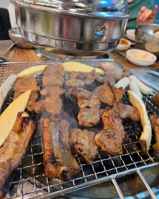 맛있게 구워지고 있는 돼지갈비