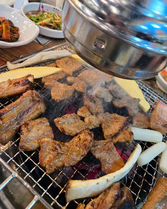 잘 구워지고 있는 삼겹살과 떡