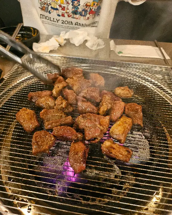 숯불 위에서 익어가는 양념 갈매기살