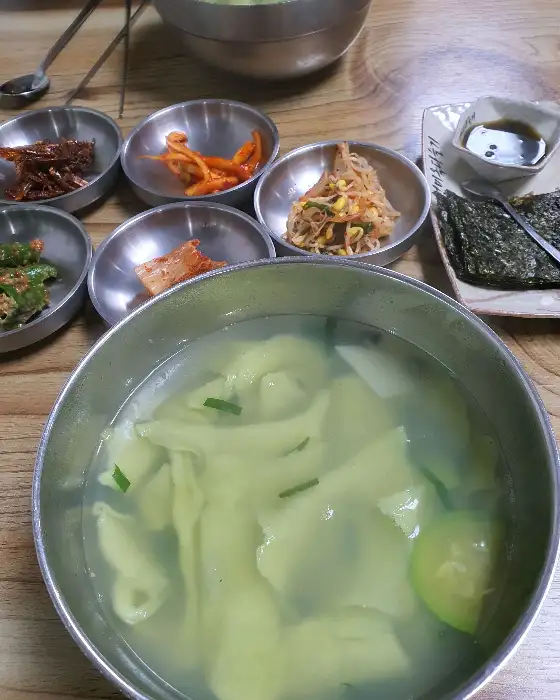 맑은 국물의 수제비와 곁들임 반찬