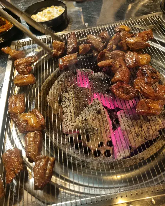숯불에 구워지고 있는 뼈갈비