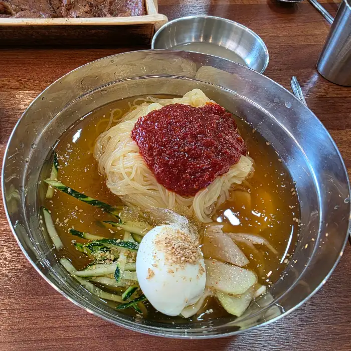 토핑으로 올라간 양념장과 계란이 돋보이는 비빔밀면