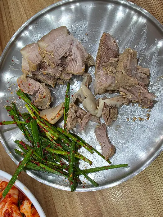 돈수육과 곁들임 나물
