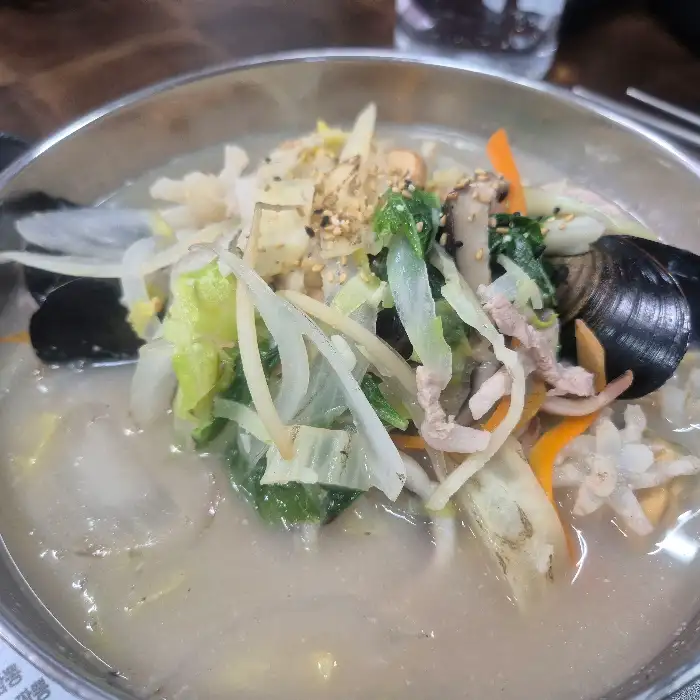 갖은 채소와 해산물이 푸짐하게 담긴 짬뽕