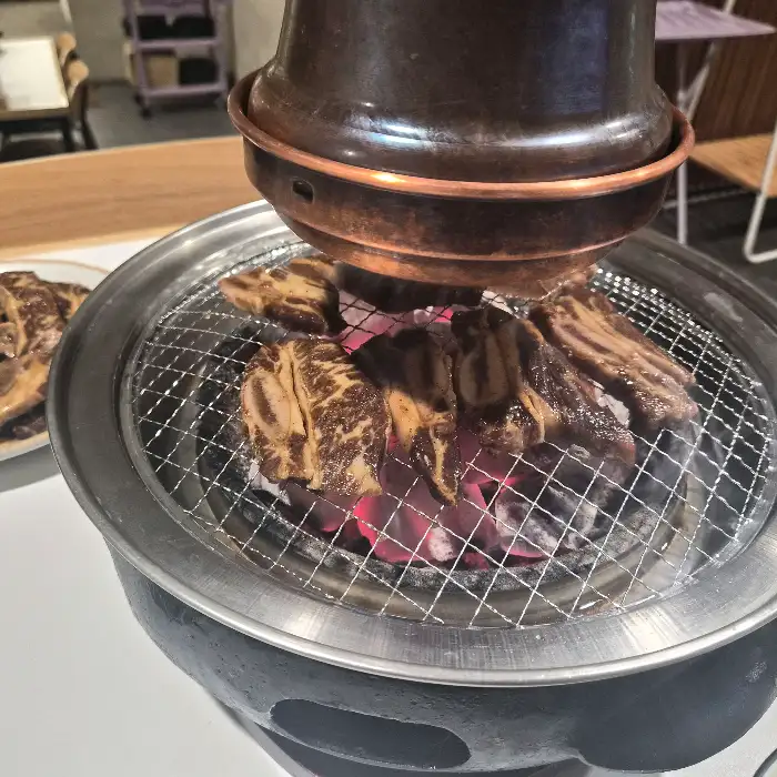 잘 달궈진 숯불 위에서 익어가는 돼지갈비