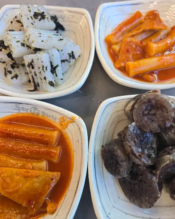 다양한 곁들임 메뉴 (떡볶이, 순대 등)