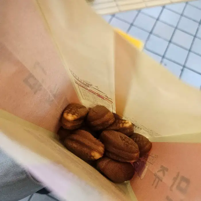 봉투 안에 담긴 작은 빵과자들