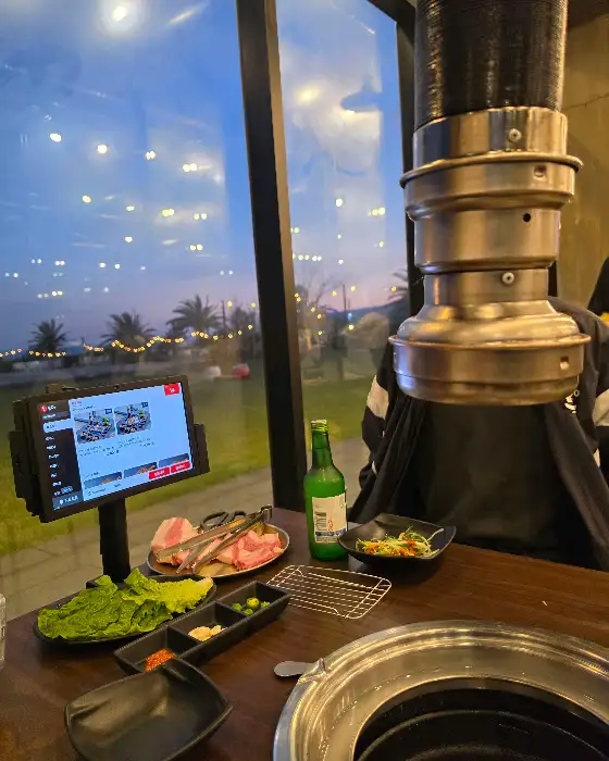 식당 내부에서 보이는 바다 뷰