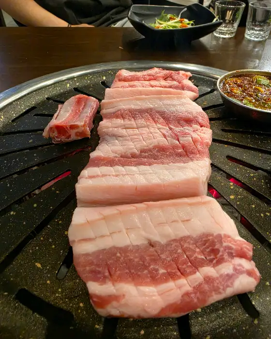 숯불 위에 올라갈 흑돼지 오겹살