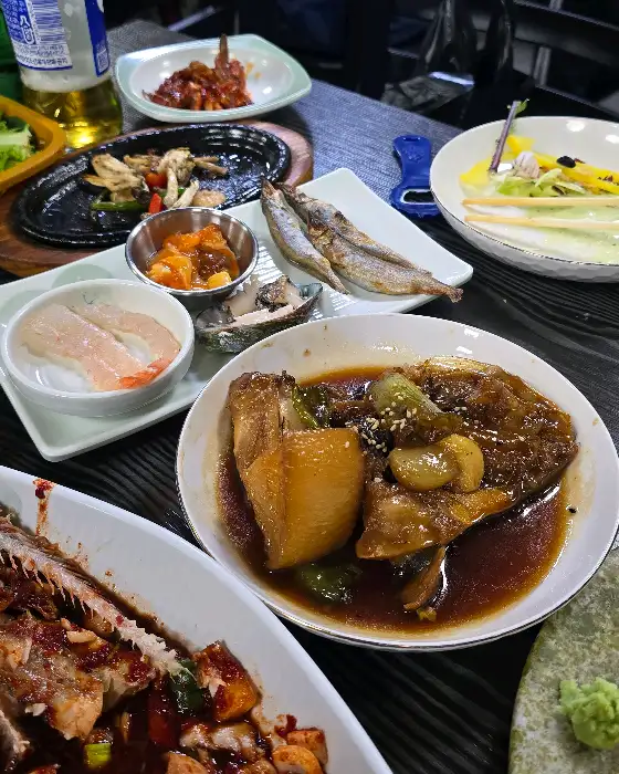 다양한 밑반찬과 메인 요리