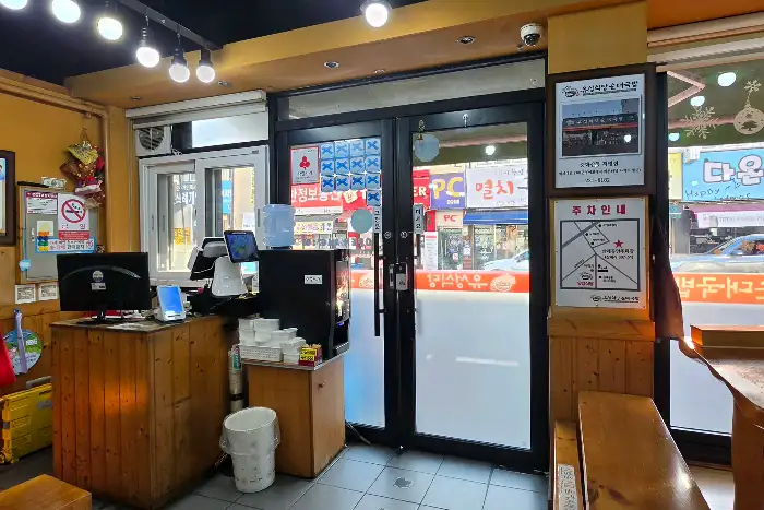 식당 내부 카운터 모습