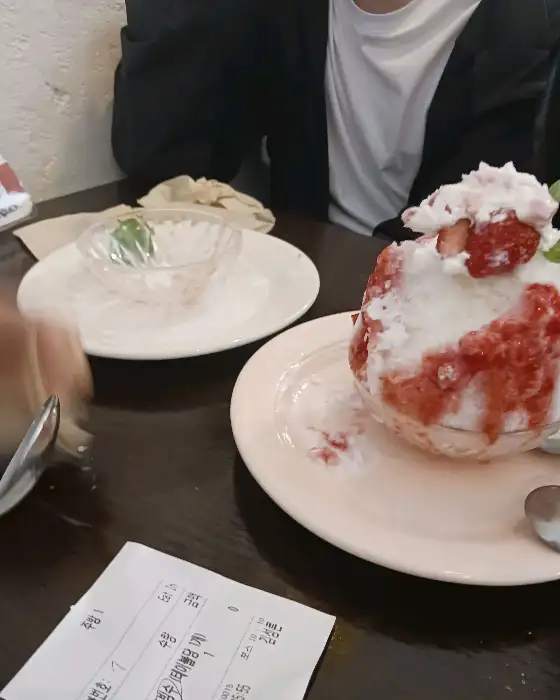 테이블 위 음식과 영수증