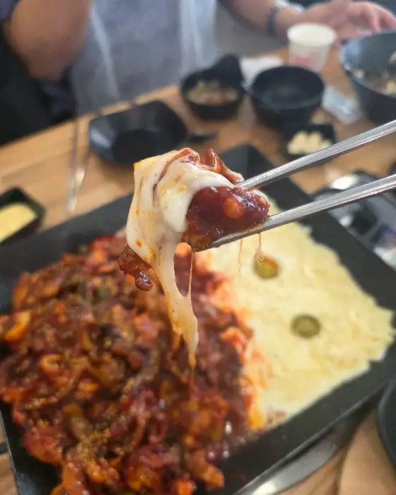 치즈를 돌돌 말아 올린 쭈꾸미
