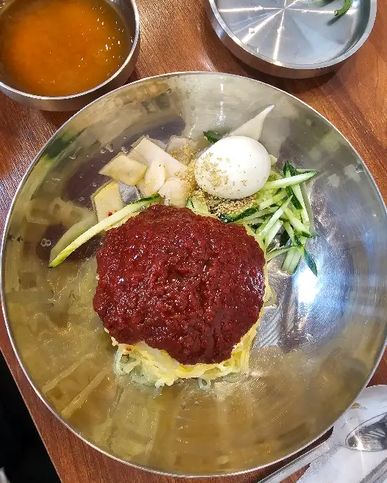 양념장과 고명이 듬뿍 올라간 비빔밀면 클로즈업