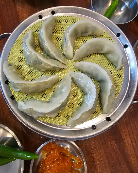 푸짐하게 차려진 안동밀면본점의 한상차림