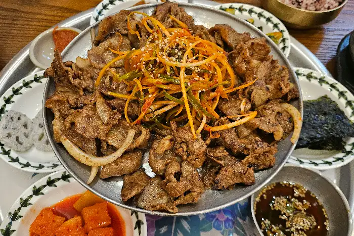 불백과 다양한 반찬이 담긴 쟁반