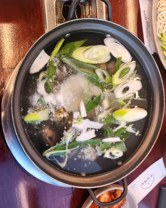 면과 야채가 담긴 그릇
