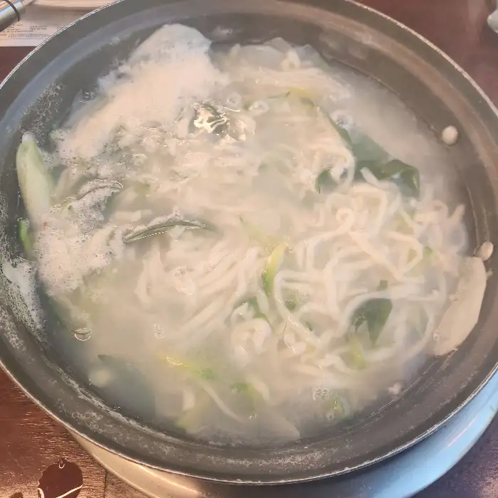 푸짐한 백합 칼국수
