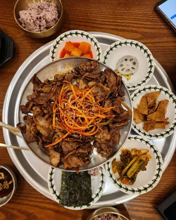 쟁반에 담긴 불백과 밑반찬
