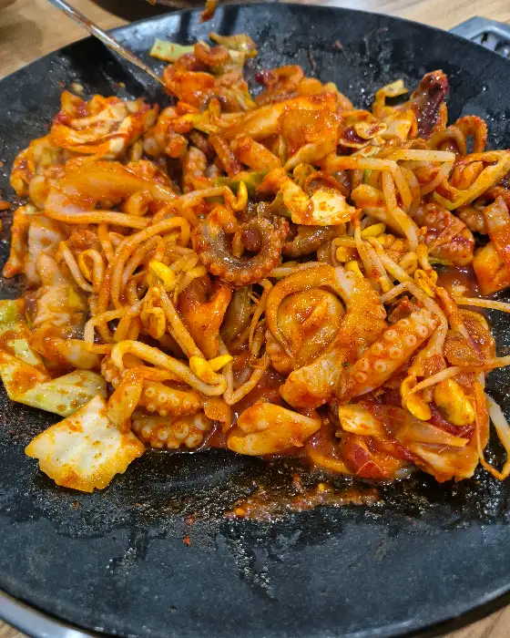 철판 위 쭈꾸미 볶음