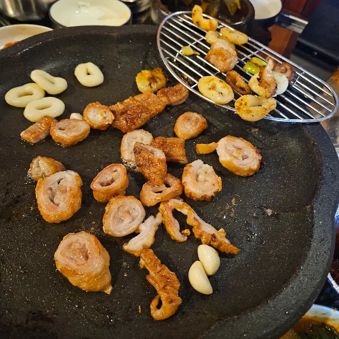 잘 구워진 연막창과 곁들임