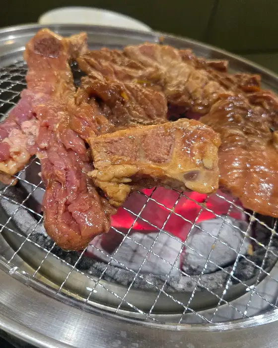 숯불 위에서 맛있게 익어가는 돼지갈비