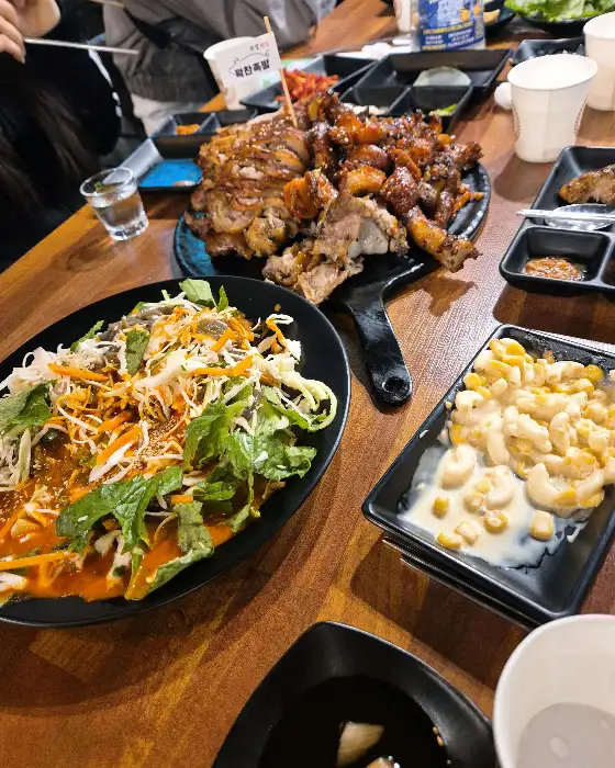 매장 내부와 족발, 막국수가 함께 나온 상차림