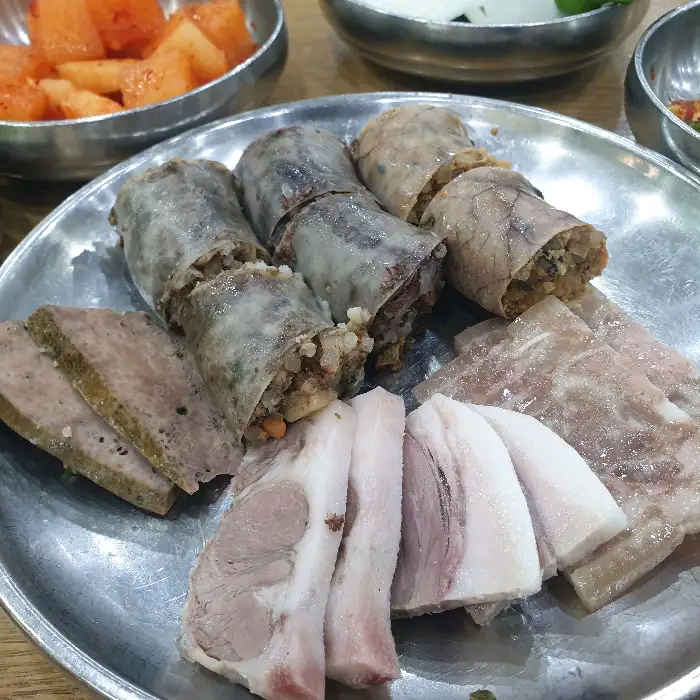 강창구 진순대 토평본점의 순대와 수육
