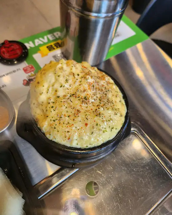 고기 위에 뿌려진 허브 가루