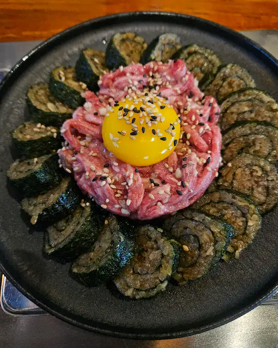 계란 노른자가 올라간 신선한 육회와 김밥