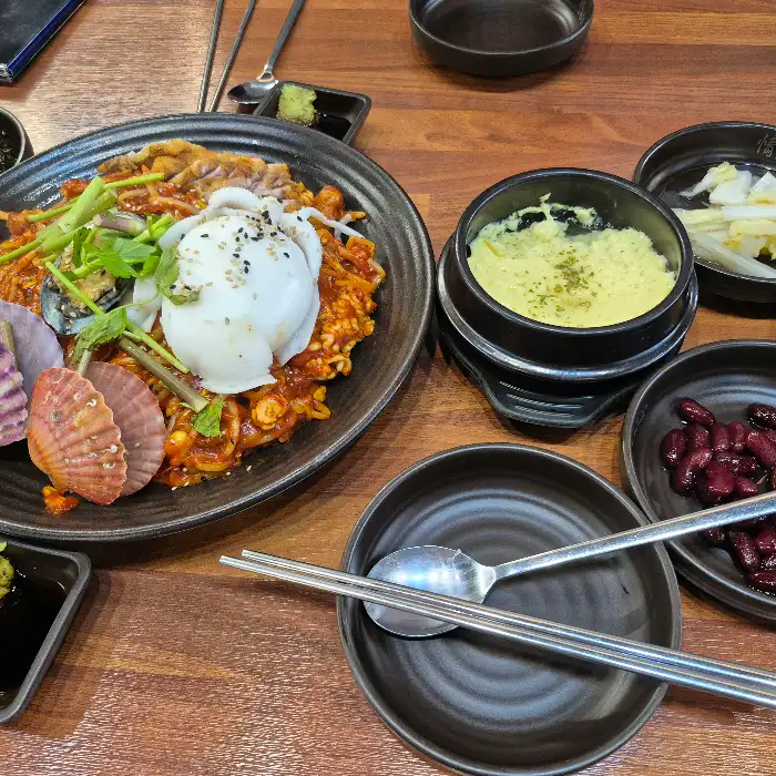 왕돌해물찜의 푸짐한 한 상