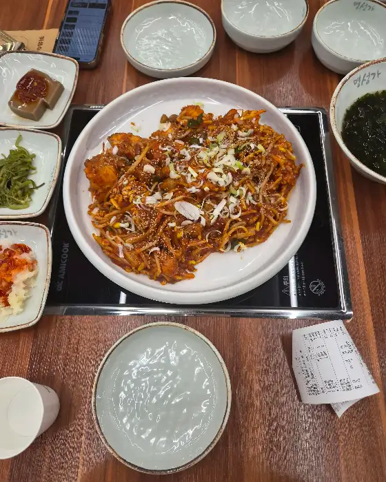 아구불고기 접시에 담긴 모습