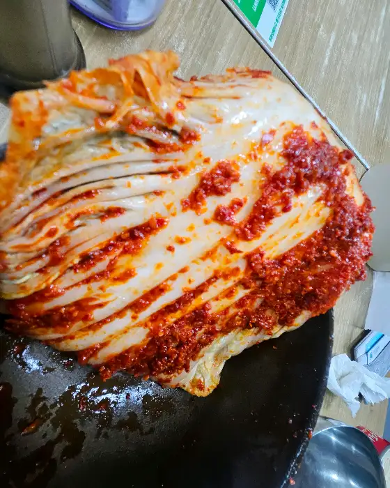 강렬한 붉은 빛깔의 실비김치