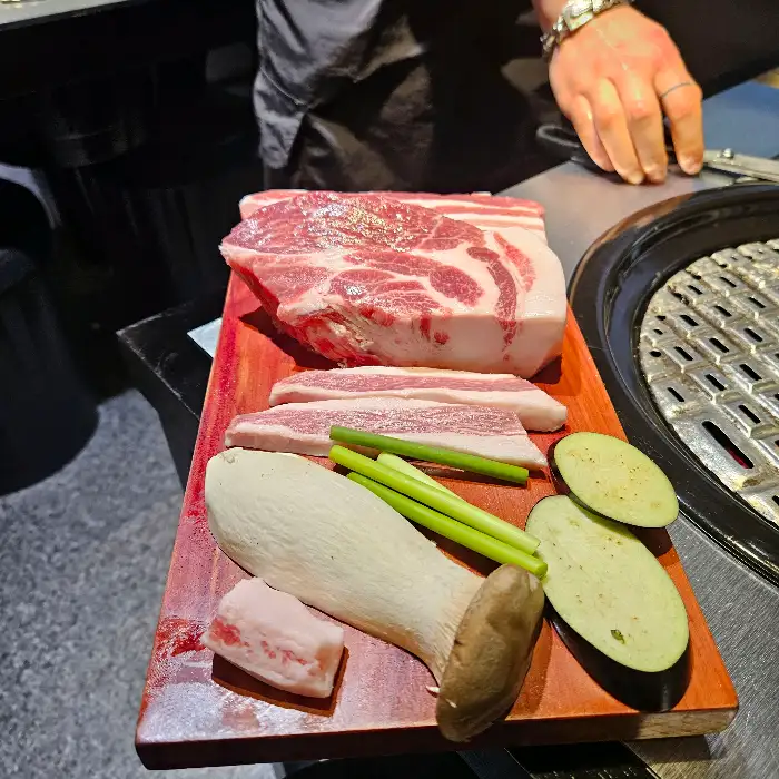 신선한 고기 한 판