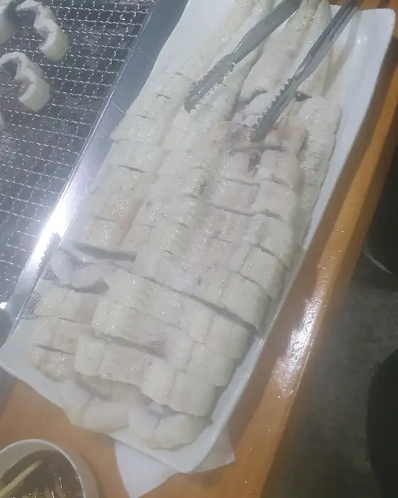 긴 접시에 길게 담겨 나온 손질된 장어