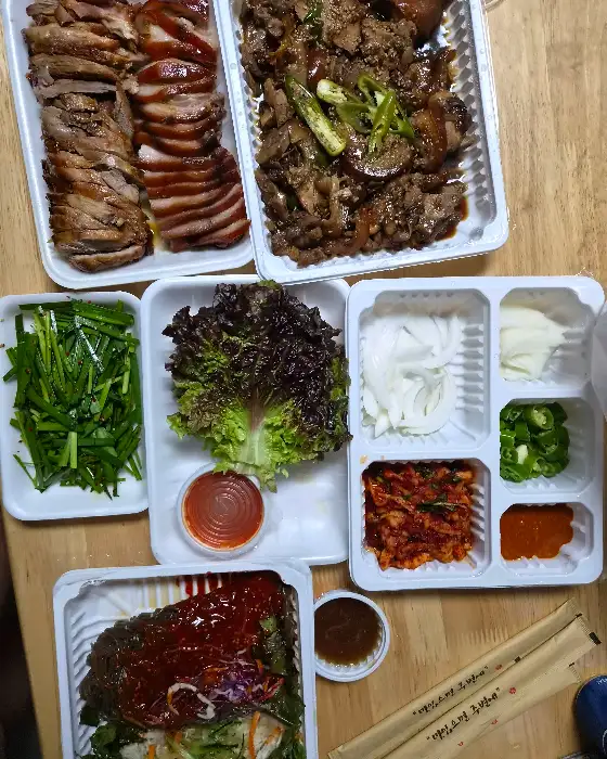 다양한 반찬과 함께 나온 족발