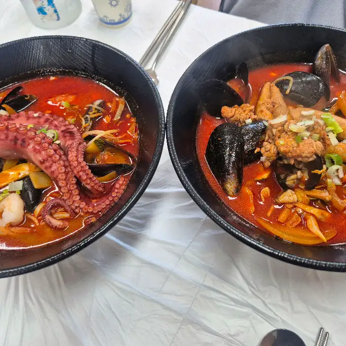 통통한 낙지가 올라간 푸짐한 해물짬뽕