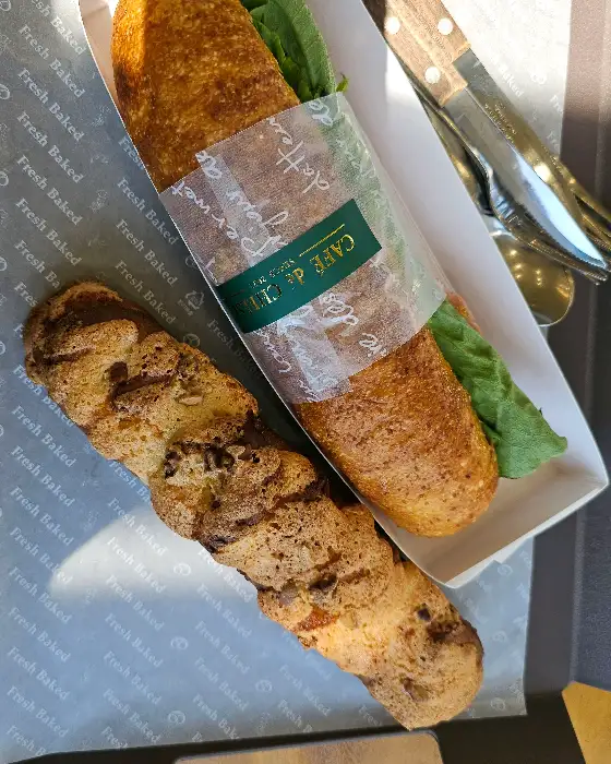 실내의 화려한 장식과 조명