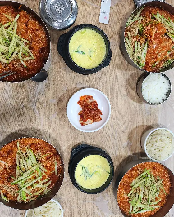 다양한 해산물 및 곁들임 메뉴
