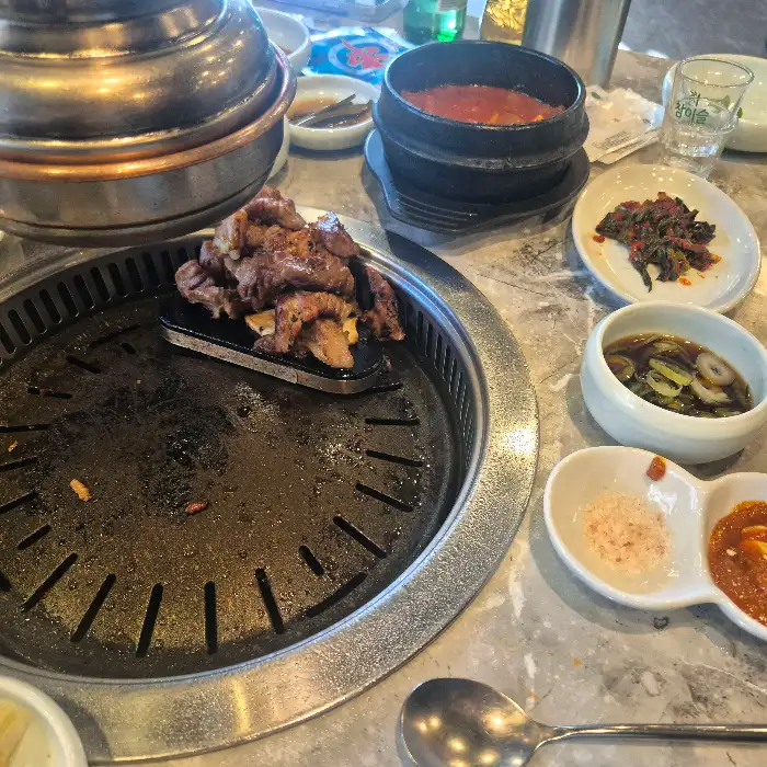 그릇에 담겨 있는 따뜻한 된장찌개와 반찬들