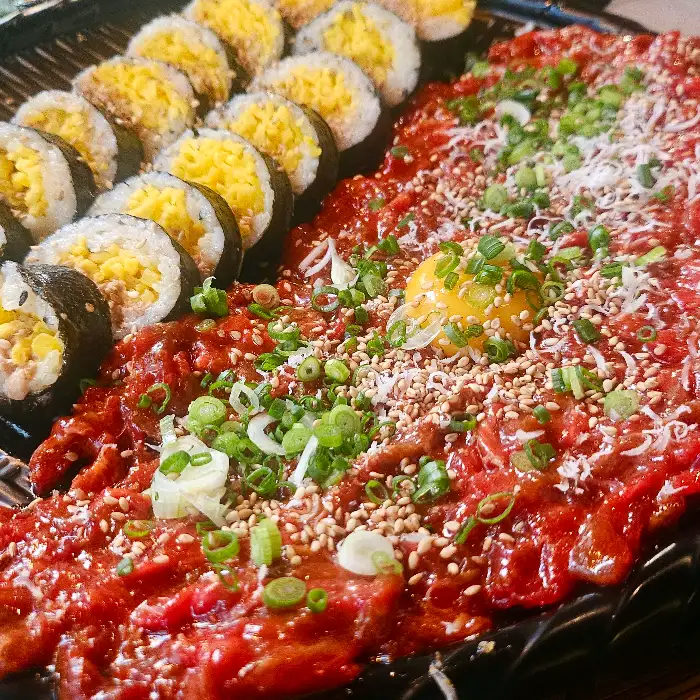 확대된 육회와 김밥 사진