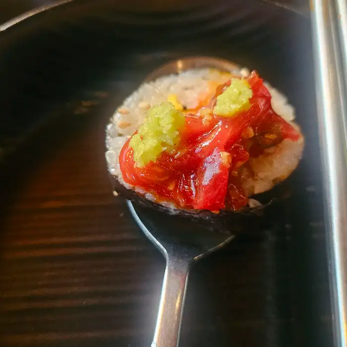 김밥 한 조각을 포크에 담은 모습