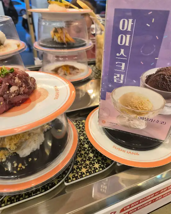다양한 초밥 접시와 메뉴판