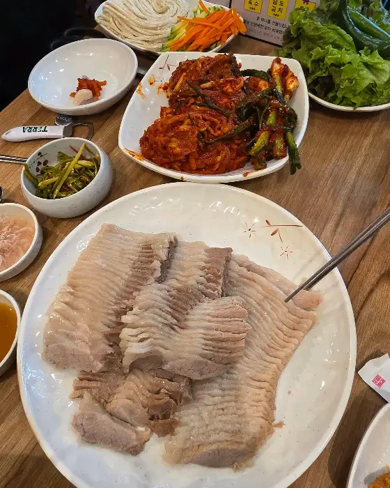 보쌈과 김치, 채소 등이 함께 나온 상차림 사진