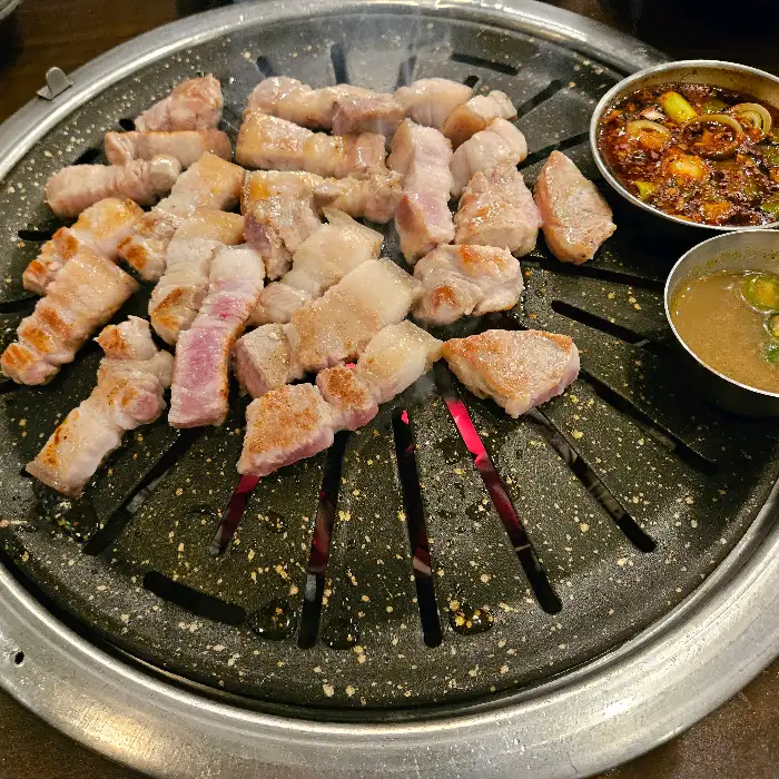 숯불 위에서 맛있게 익어가는 흑돼지