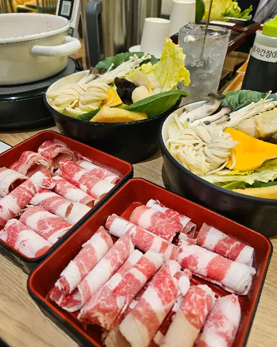 김이 모락모락 나는 1인 샤브샤브 냄비